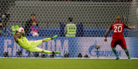 Bravo đẩy cả 3 quả penalty giúp Chile vào chơi chung kết