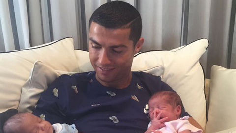 Ronaldo khoe ảnh đón cặp song sinh