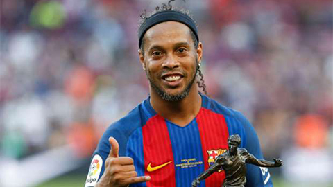 Ronaldinho tái hiện pha chuyền bóng “lườm rau gắp thịt”