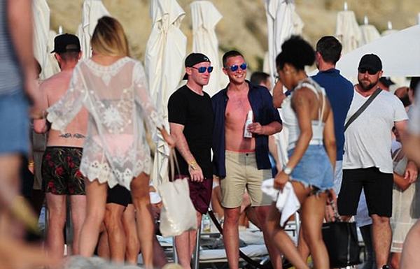 Nhiều CĐV xin được chụp ảnh cùng Rooney tại Blue Marlin Beach Club, một khu ăn chơi cao cấp tại Ibiza