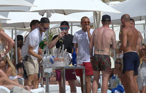 Tại Ibiza, Rooney còn gặp lại người đồng đội cũ Wes Brown (quần đỏ, phải) 
