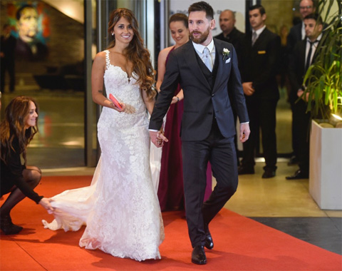 Messi sánh bước cùng hôn phu trên thảm đỏ như minh tinh màn bạc