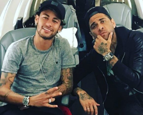 Neymar và Dani Alves trên đường dự đám cưới Messi
