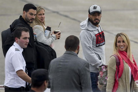 Suarez đáp chuyến bay từ Uruguay đến Argentina dự đám cưới Messi
