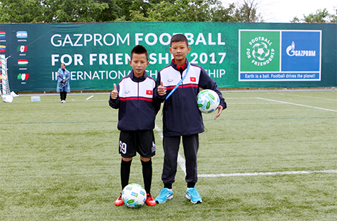 Bá Nam (trái) và Văn Thọ trước giờ thi đấu chung kết