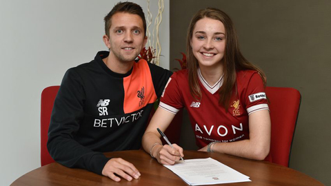Nữ cầu thủ xinh đẹp ký hợp đồng mới với Liverpool