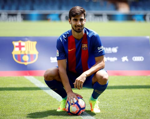 Andre Gomes và Paco Alcacer (ảnh chủ) được Barca mua về ở mùa Hè 2016 đều để lại nỗi thất vọng