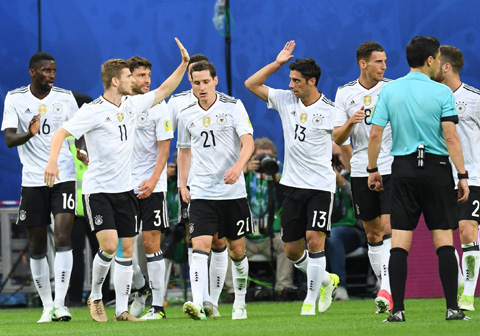 Niềm vui của các cầu thủ Đức sau bàn thắng của Stindl