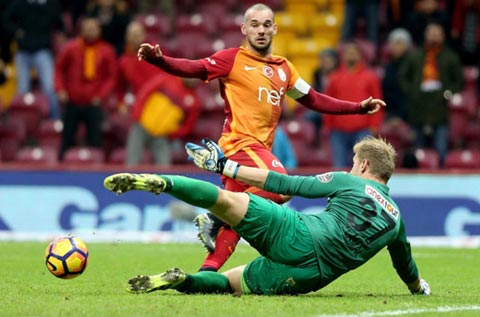 Sneijder (trên) sẽ thanh lý hợp đồng với Galatasaray để cập bến Sampdoria