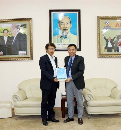 Phó Chủ tịch VFF Trần Quốc Tuấn tặng hoa lãnh đạo thành phố Mimasaka