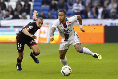 Depay (phải) là một trong số ít ngôi sao hiếm hoi đủ sức thay Lacazette