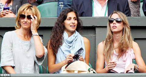 Xisca (giữa) rất hợp cạ với mẹ và em gái Nadal
