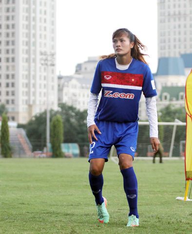 Đinh Thị Duyên - nữ cầu thủ bóng đá Sơn La đầu tiên được triệu tập lên ĐTQG - đang hòa nhập nhanh với các đồng đội Ảnh: Trí Công - Phan Tùng