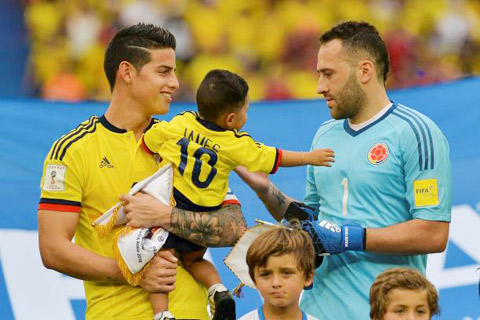 James Rodriguez và con trai “chào” bác David Ospina
