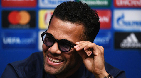 Alves bất ngờ chuyển hướng sang PSG