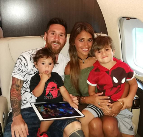 Gia đình Messi trên máy bay về Barcelona