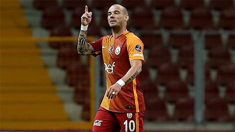 Galatasaray thanh lý hợp đồng với Sneijder