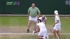 Fan cuồng mặc váy vào so tài với Kim Clijsters ở Wimbledon