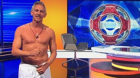 Gary Lineker khỏa thân trên sóng truyền hình  do “đặt cửa” Leicester không vô địch Premier League