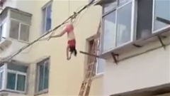 Cô gái mặc nội y lau cửa sổ bị ngã vướng vào dây điện