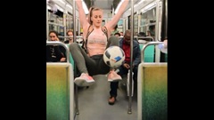 Girl xinh thể hiện tuyệt kỹ tâng bóng trên tàu điện ngầm