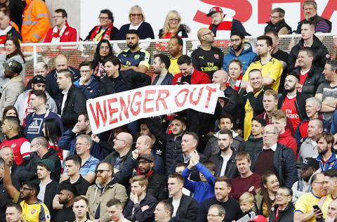 Từng có nhiều thời điểm các CĐV Arsenal đồng loạt kêu gọi Wenger từ chức