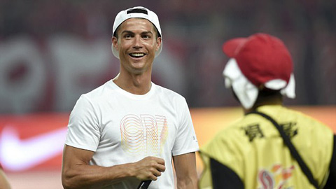 Ronaldo biểu diễn kỹ năng chơi bóng ở Trung Quốc