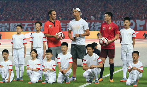 Ronaldo đến theo dõi trận đấu ở giải VĐQG Trung Quốc