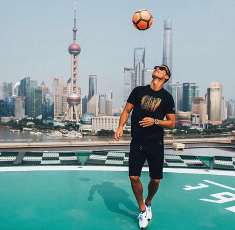 Ronaldo khoe kỹ năng chơi bóng ở Thượng Hải