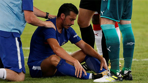 Pedro phải nhập viện vì vỡ mũi ở trận giao hữu giữa Chelsea và Arsenal