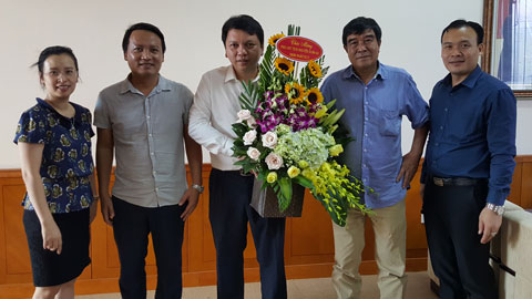 Lãnh đạo VFF tặng hoa PCT Nguyễn Xuân Gụ nhân ngày 27/7
