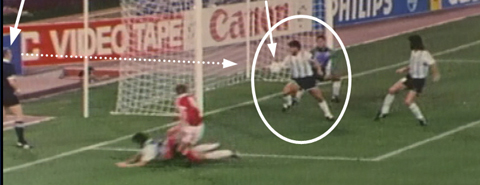 Maradona dùng tay cứu thua trong vòng 16m50 ở trận gặp Nga tại World Cup 1990