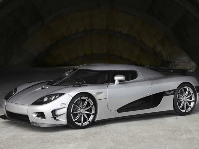 Phí chuyển nhượng của Mbappe có thể mua 40 chiếc siêu xe Koenigsegg CCXR Trevita, chiếc xe đắt giá nhất thế giới với mức giá 4,5 triệu euro. Siêu xe này chỉ sản xuất 3 chiếc, có vỏ bằng sợi carbon với công nghệ 