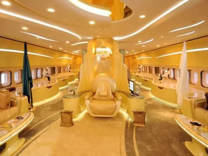 Chiếc chuyên cơ của hoàng tử Arabia Saudi Al Walid Bin Talal sau khi cải tạo được định giá 180 triệu euro, đúng bằng phí chuyển nhượng của Mbappe