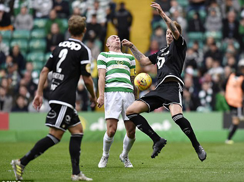 Bendtner làm khổ hàng thủ Celtic