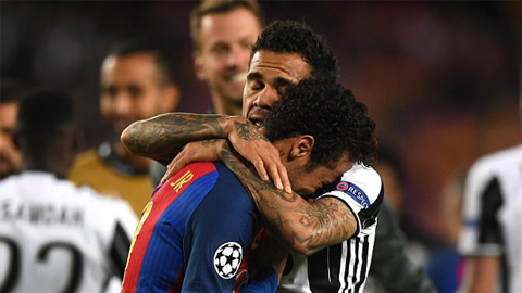 Alves khẳng định không rủ rê Neymar sang PSG