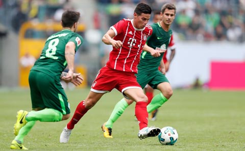 Để cạnh tranh một vị trí đá chính tại Bayern, James (giữa) sẽ phải chơi dạt cánh
