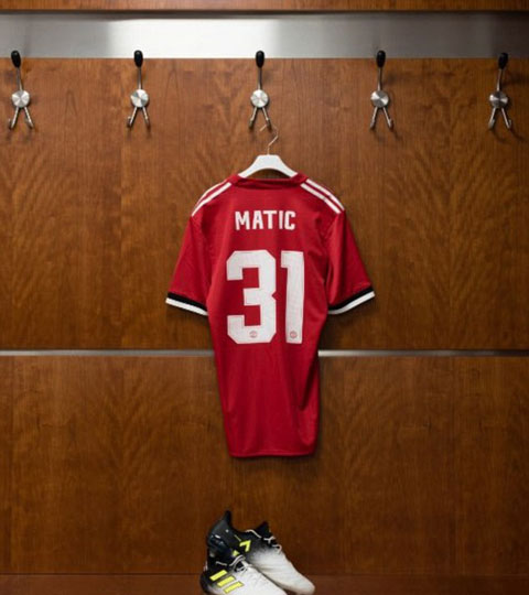 Áo và giày thi đấu của Matic trong phòng thay đồ M.U