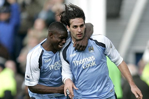  Micah Richards (trái) và Georgios Samaras là hai ngôi sao của Man City cách đây 10 năm