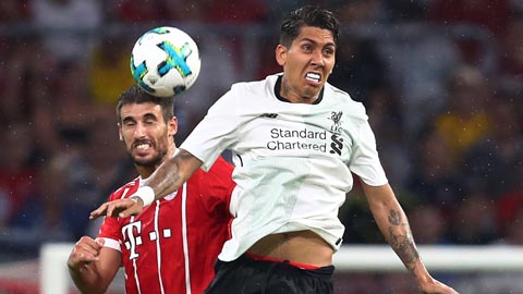 Trên sân khách, Liverpool (phải) đã đè bẹp Bayern