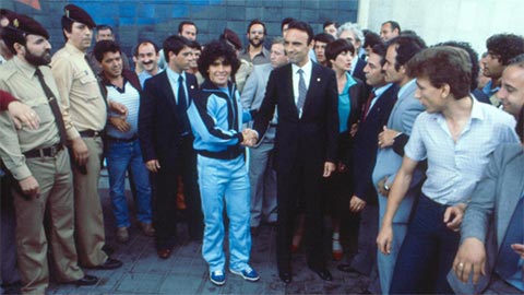 Maradona chuyển từ Barca sang Napoli với mức phí kỷ lục thế giới, 7,1 triệu euro