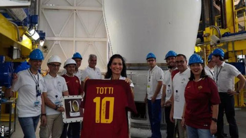 Áo đấu Totti được phóng vào vũ trụ