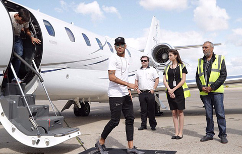 Neymar đặt chân đến Paris và tham dự cuộc họp báo