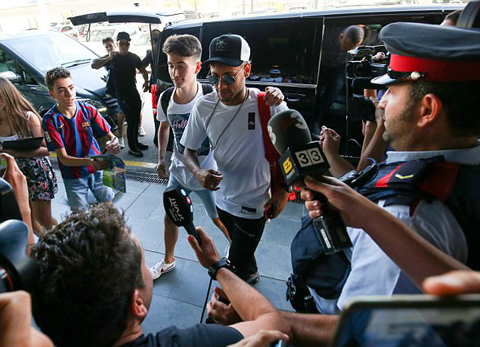 Neymar được chào đón ở PSG