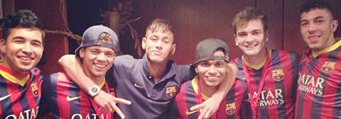 Neymar giữa các chiến hữu  thân thiết 