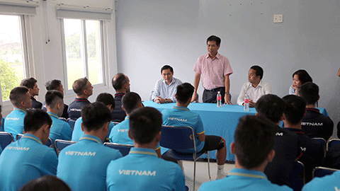 Trưởng đoàn SEA Games 29 thăm các ĐT futsal Việt Nam