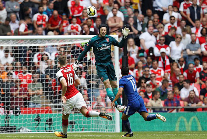 Cech tả xung hữu đột băng ra ngoài vòng cấm phá bóng