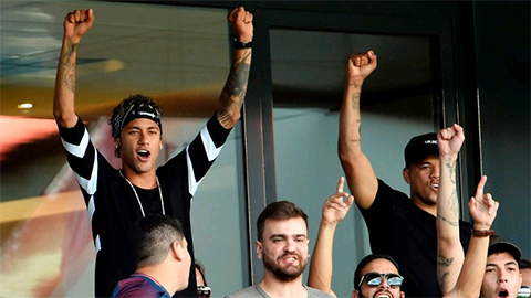 Vũ điệu ăn mừng chiến thắng của Neymar trên khán đài