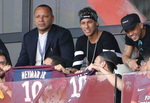 Neymar cùng cha có mặt trên khán đài cổ vũ các đồng đội mới