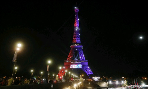 Tháp Eiffel rực rỡ ánh đèn chào đón Neymar